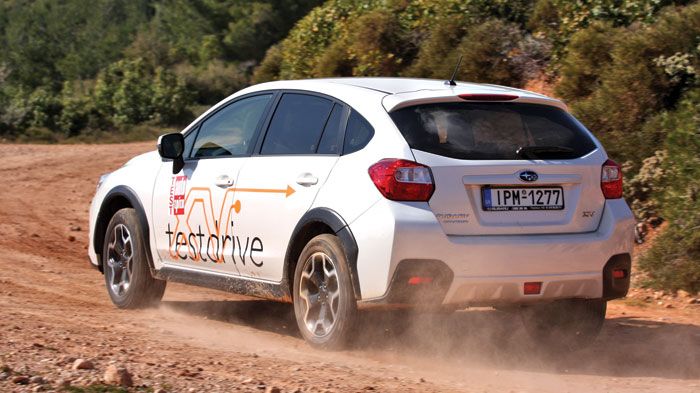 Τo Subaru XV 1,6 διαθέτει την τετρακίνηση Symmetrical AWD της Subaru, η οποία χρησιμοποιεί κεντρικό διαφορικό συνεκτικού τύπου, για να μοιράσει τη ροπ